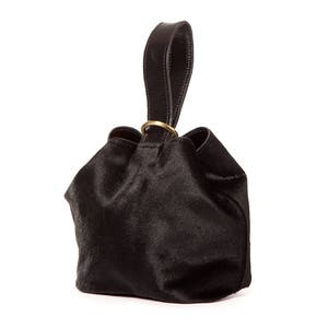 Bolso de mano tipo Nudo Negro elaborado con piel de vacuno