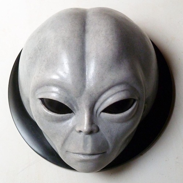 Escultura de placa de pared gris alienígena