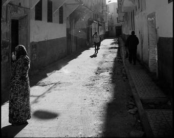 Lumière, Médina, Fès, Maroc Impression d'art noir et blanc / Architecture marocaine / Photo de Fès