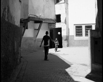 Football, Médina, Fès, Maroc Impression d'art noir et blanc / Photographie marocaine / Photo d'architecture / Impression football