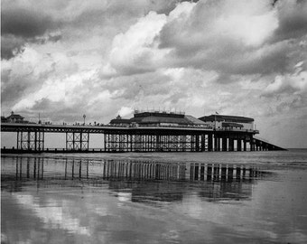 Cromer Pier, North Norfolk Beach / Schwarz-Weiß-Fotofoto / Küsten-Fine-Art-Druck