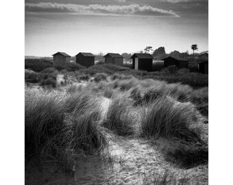 Walberswick, Southwold, Suffolk schwarz-weiß Fine Art Print / Strand Fotografie / Sanddünen Foto / Strandhütten