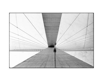 Das Auge, Pont De Normandie, Frankreich, signierter Kunstdruck / Schwarz-Weiß-Architekturfotografie / Normandie-Brücke-Foto