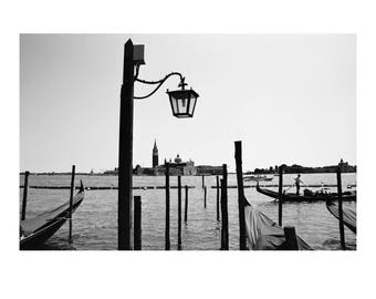 Lanterne, gondole, Venise, Italie Impression d'art noir et blanc / Impression photographique du canal de Venise / Photo Italie