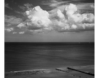 Cromer Seafront, Norfolk, ondertekende Art Print / zwart-wit strandfotografie / wolken zeegezicht foto