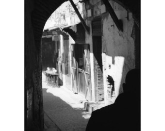 Silhouette, Medina, Fes, Marokko, signierter Kunstdruck / Schwarz Weiss Fotografie / Strasse Foto von Fes