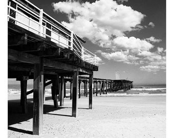 Signierter Kunstdruck von Lowestoft Pier, Suffolk / Schwarz-Weiß-Pierstruktur / Küstenstrandfoto