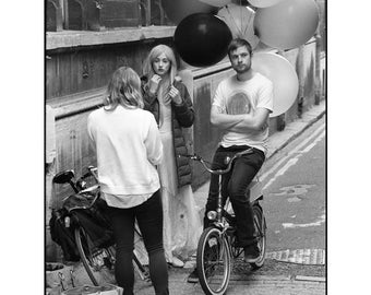 Ballons, Cambridge signierter Kunstdruck / Schwarz-Weiße Straßenfotografie / Etui-Foto