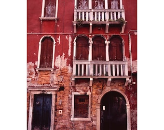 Balcon, Venise, Italie Impression d'art signée / Photographie d'architecture vénitienne / Photo de façade rouge