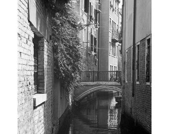 Kanalbrücke in Venedig, Italien, signierter Kunstdruck / Venezianische Schwarzweiß-Fotografie / Kanalfoto