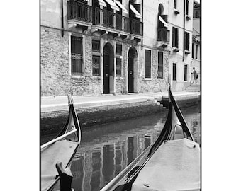 Gondeln, Venedig, signierter Kunstdruck / Schwarz-Weiß-Fotografie / Foto vom Kanal von Venedig