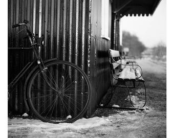 Fiets, Mid-Suffolk Light Railway, gesigneerde kunstprint / zwart-wit spoorwegfotografie / treinstationfoto