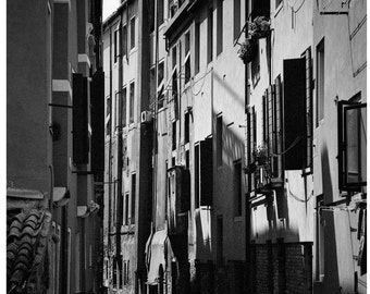 Architettura ombreggiata, Venezia, Italia Stampa d'arte in bianco e nero / Fotografia di architettura / Stampa artistica fotografica di Venezia