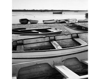 Boote, Orford Ness, Suffolk Coast, signierter Kunstdruck / Schwarz-Weiß-Bootsfotografie / Ruderbootfoto