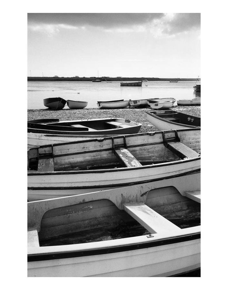 Bateaux, Orford Ness, côte du Suffolk, impression d'art signée / Photographie de bateau noir et blanc / Photo de bateau à rames image 1