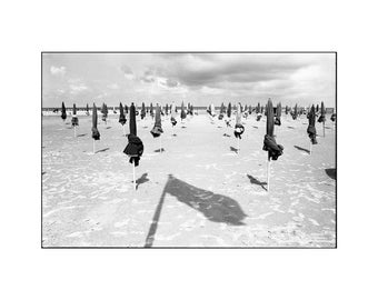Ombrelloni, spiaggia di Deauville, Francia Stampa artistica firmata / Stampa fotografica costiera francese in bianco e nero