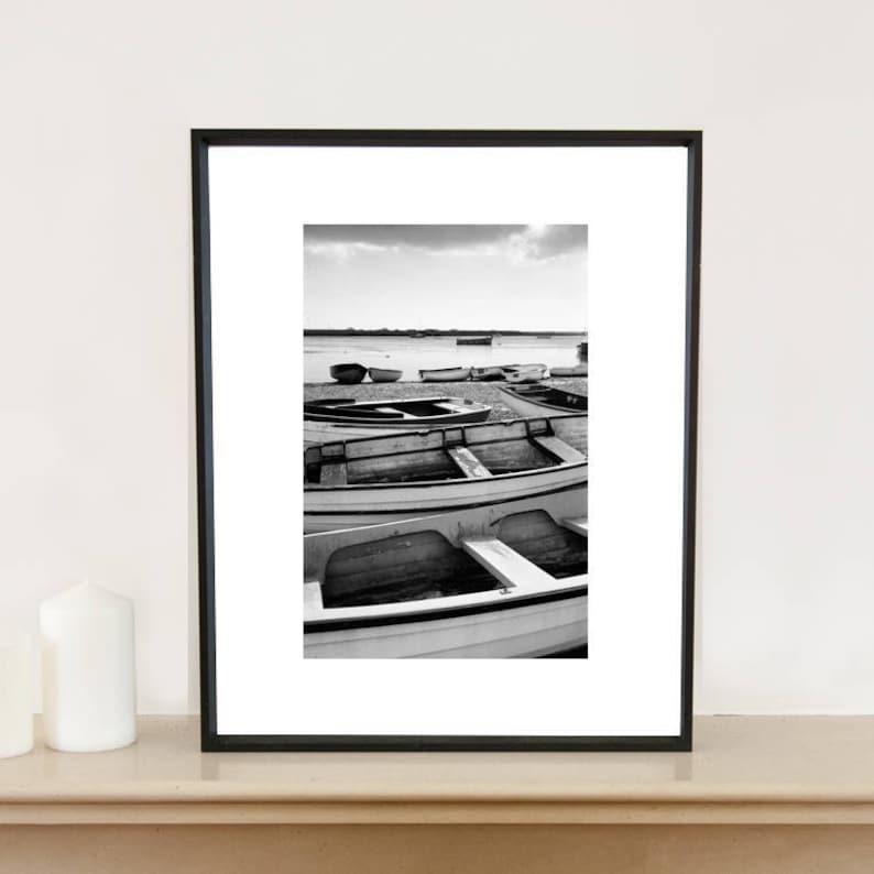 Bateaux, Orford Ness, côte du Suffolk, impression d'art signée / Photographie de bateau noir et blanc / Photo de bateau à rames image 2