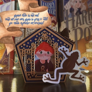 Carte imprimée en 3D debout OU simplement célèbre carte magique et grenouille en chocolat + autocollant + options artistiques de personnage