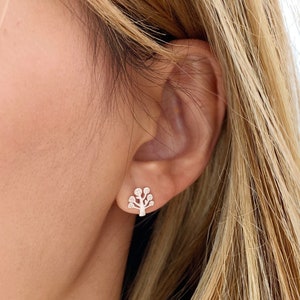 Minimal triangle Stud Earrings / 925 Sterling Silver triangle Earrings