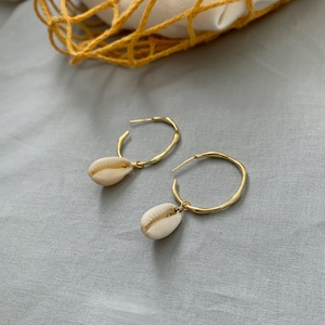 Dainty Wavy Hoops with Natural Cowrie Shell 14k gold filled / Boho,Cowrie Boho earrings, Summer earrings, Beach earrings, Beach jewelry