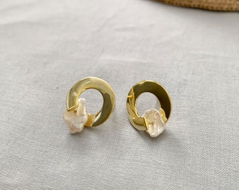 Natural Mother Pearl with Gold Post Earrings / Open Circle Earrings / Minimal Earring