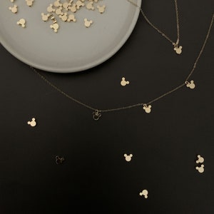 Puede incluir: Un juego de tres tazas de cer&aacute;mica con un acabado mate moteado. Las tazas son en tonos crema, gris claro y gris oscuro. Cada taza tiene un dise&ntilde;o simple y minimalista y un asa redondeada.