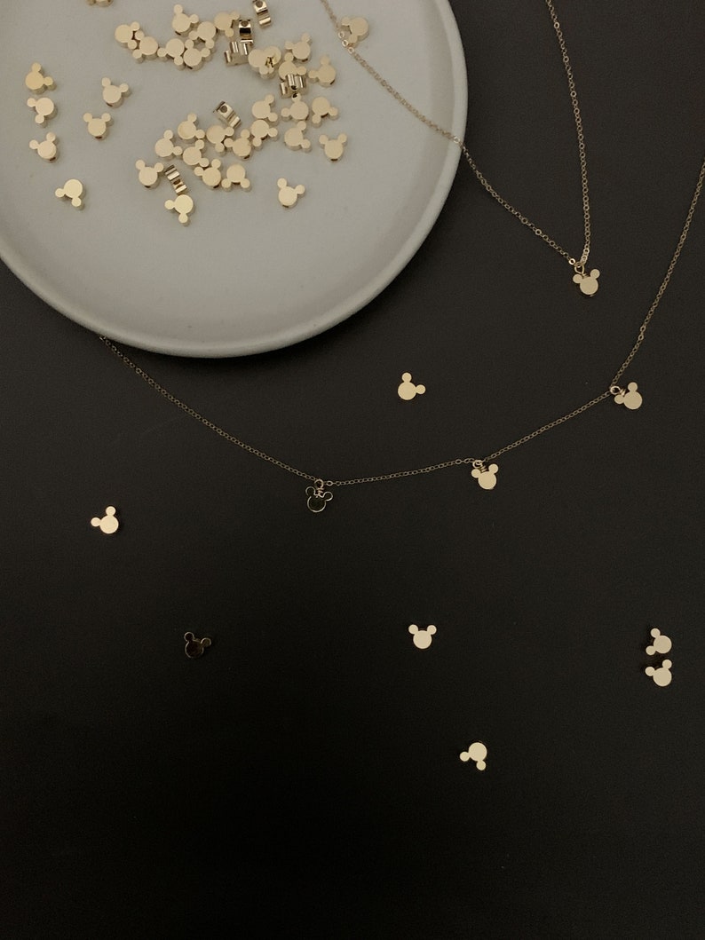 Puede incluir: Un juego de tres tazas de cer&aacute;mica con un acabado mate moteado. Las tazas son en tonos crema, gris claro y gris oscuro. Cada taza tiene un dise&ntilde;o simple y minimalista y un asa redondeada.