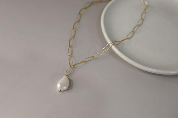 Hammered Oval Link Gold Filled Chain with Mother of Pearl Necklace / Irregular Pearl Long Necklace / Textured Link Gold Chain Long Necklace