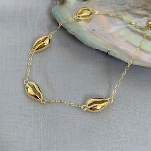 Dainty Gold Cowrie Shell Bracelet / Boho Adjustable Bracelet / Cowrie Bracelet, Repeating Shell Bracelet