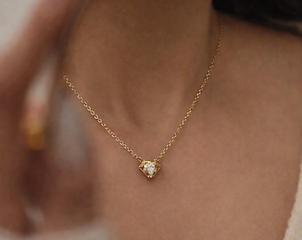 Collar con colgante recortado en forma de diamante de oro