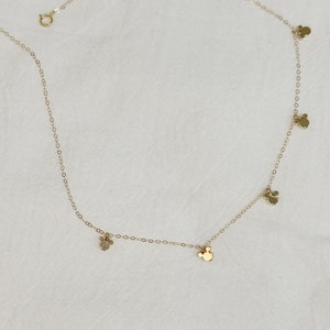 Puede incluir: Tabla de cortar de madera hecha a mano con acabado natural. Cuenta con un canal para jugos y un asa. Dimensiones aproximadas: 45 cm de largo, 30 cm de ancho y 2,5 cm de grosor.