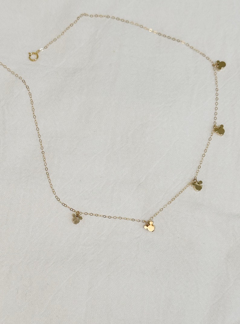 Puede incluir: Tabla de cortar de madera hecha a mano con acabado natural. Cuenta con un canal para jugos y un asa. Dimensiones aproximadas: 45 cm de largo, 30 cm de ancho y 2,5 cm de grosor.