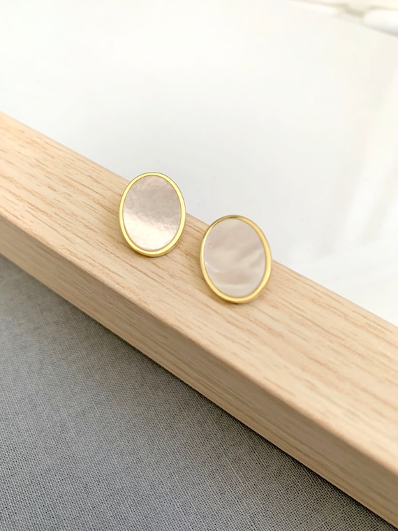 Mother of Pearl Earrings / Bridesmaid earrings / Minimalist earrings /Oval gold post earrings