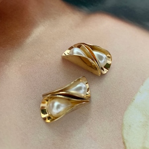 Gold Perle Ohrringe / zwei Erbsen Juni Birthstone / Tear Drop Perle /Pea Form Ohrstecker