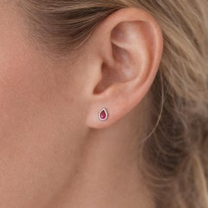 ルビー ティアドロップ スタッドピアス、925スターリングシルバー、繊細な宝石