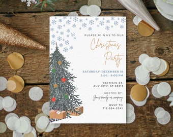 Może przedstawiać: Zaproszenie na przyjęcie bożonarodzeniowe z ilustracją udekorowanej choinki. Tekst zaproszenia brzmi "Please join us to our Christmas Party" ze szczegółami wydarzenia. Projekt zawiera płatki śniegu i pudełka z prezentami.