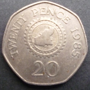 Moeda de Guernsey de 20p (vinte pence) de 1985, com mapa da ilha no verso e a Rainha Elizabeth II, ideal para artesanato ou fabricação de joias.
