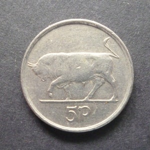 1993 Eire (Ireland Republic) 5p coin featuring a Bull and a Harp, this is the newer smaller type, ideal for craft or jewellery making. 1993.