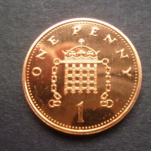 United Kingdom 1995 One Penny coin (1p) in uncirculated (un-used) condition ideal for jewellery or craftmaking. 1995 one penny coin unused.