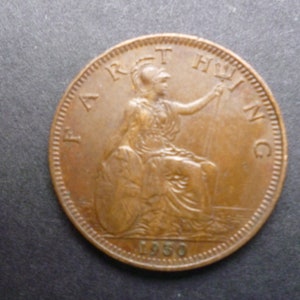 Könnte beinhalten: Eine kupferfarbene britische Farthing-Münze mit dem Text "FARTHING" und dem Jahr "1950" darauf.