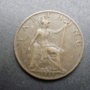 Könnte beinhalten: Eine kupferfarbene britische Penny-Münze mit dem Bild einer sitzenden Frau, die einen Dreizack hält, und dem Text "EDWARD VII" und "ONE PENNY" am Rand. Das Jahr "1919" ist unten eingeprägt.