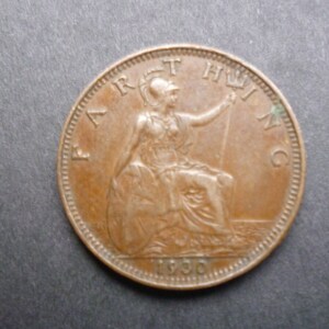 Könnte beinhalten: Eine kupferfarbene Farthing-Münze von 1930. Die Münze zeigt eine sitzende Britannia mit einem Dreizack. Das Wort "FARTHING" ist am Rand der Münze eingraviert. Durchmesser ca. 2,2 cm.