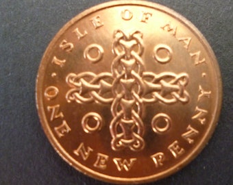 1971 Isle Of Man 1p coin featuring the Celtic Cross and Queen Elizabeth the 2nd in very good condition ideal for craft or jewellery making.