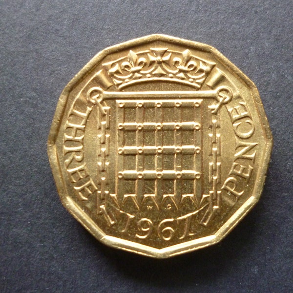 Great BritainThreepence coin 1967 in good used (circulated) condition, Nickel Brass, ideal gift or for jewellery or craftmaking projects.