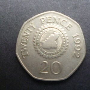1992 Guernsey 20p (vinte pence) com mapa da ilha no verso e a rainha Elizabeth II, ideal para artesanato ou joalheria. 1992