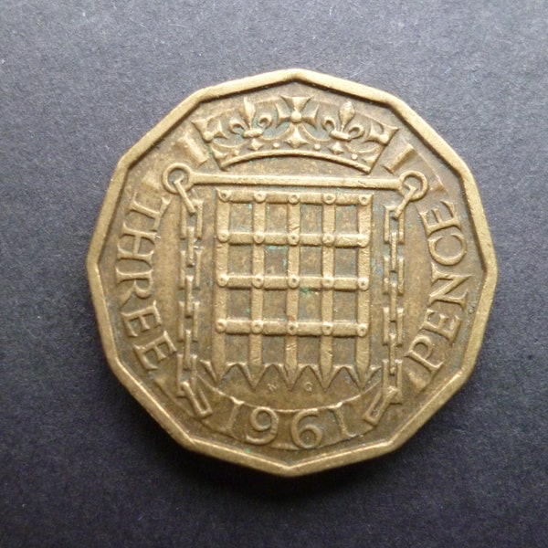 Great BritainThreepence coin 1961 in good used (circulated) condition, Nickel Brass, ideal gift or for jewellery or craftmaking projects.