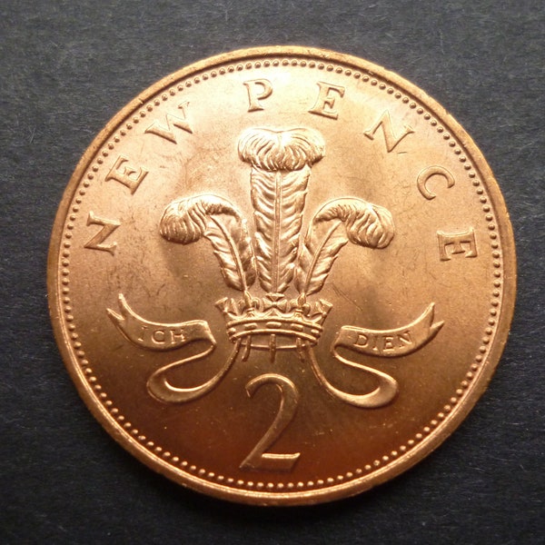 United Kingdom 1971 Two Pence coin (2p) in uncirculated (un-used) condition ideal for jewellery or craftmaking and featuring Queen Elizabeth