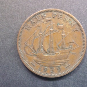 Great Britain 1939 Half Penny coin,King George the Sixth an ideal gift or for craft or jewellery making in good used (circulated) condition.