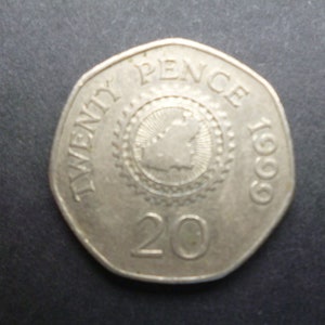 1999 Guernsey 20p (vinte pence) com mapa da ilha no verso e a rainha Elizabeth II, ideal para artesanato ou joalheria. 1999