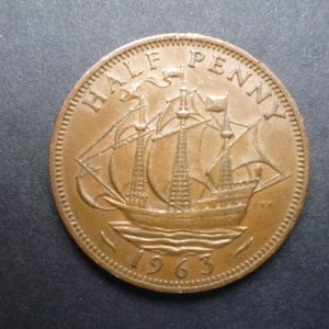 Great Britain 1963 Half Penny coin, Queen Elizabeth 2nd, an ideal gift or for craft or jewellery making in good used (circulated) condition.